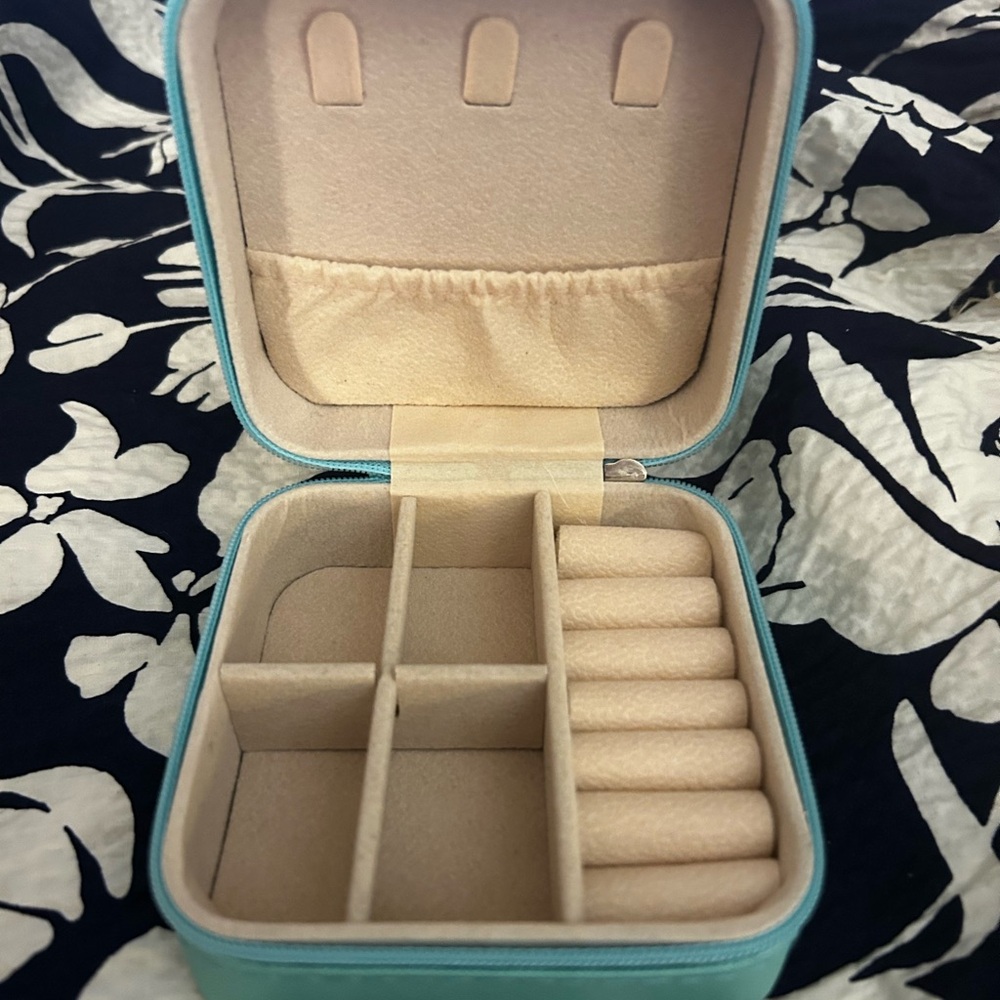 SOLD OUTTiffany blue travel Jewelry Box Free with purchase *while supplies last - Picture 5 of 6